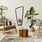 Lustro w czarnej ramie nieregularne w aranżacji salonu w stylu industrialnym VITRIS Black ruke