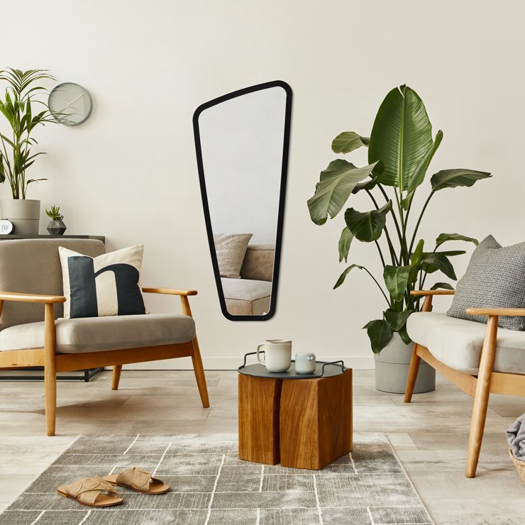 Lustro w czarnej ramie nieregularne w aranżacji salonu w stylu industrialnym VITRIS Black ruke