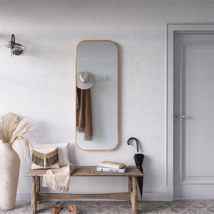 Lustro z zaokrąglonymi rogami Mira Delicate Long w miedzianej ramie w przedpokoju w stylu boho