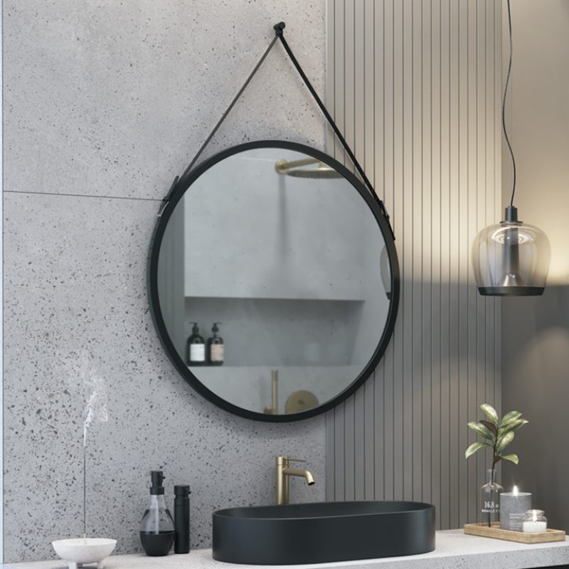 Lustro wiszące na pasku Belt LED w aranżacji łazienki industrialnej