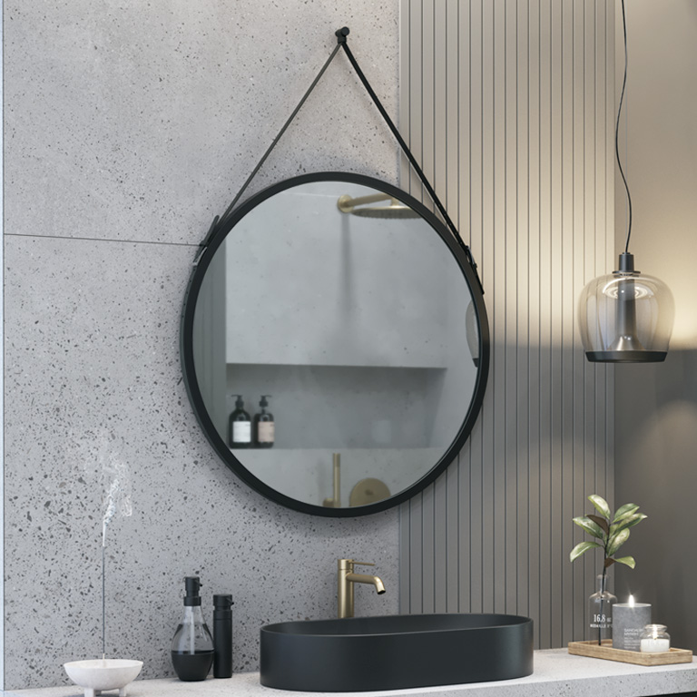 Lustro wiszące na pasku Belt LED w aranżacji łazienki industrialnej